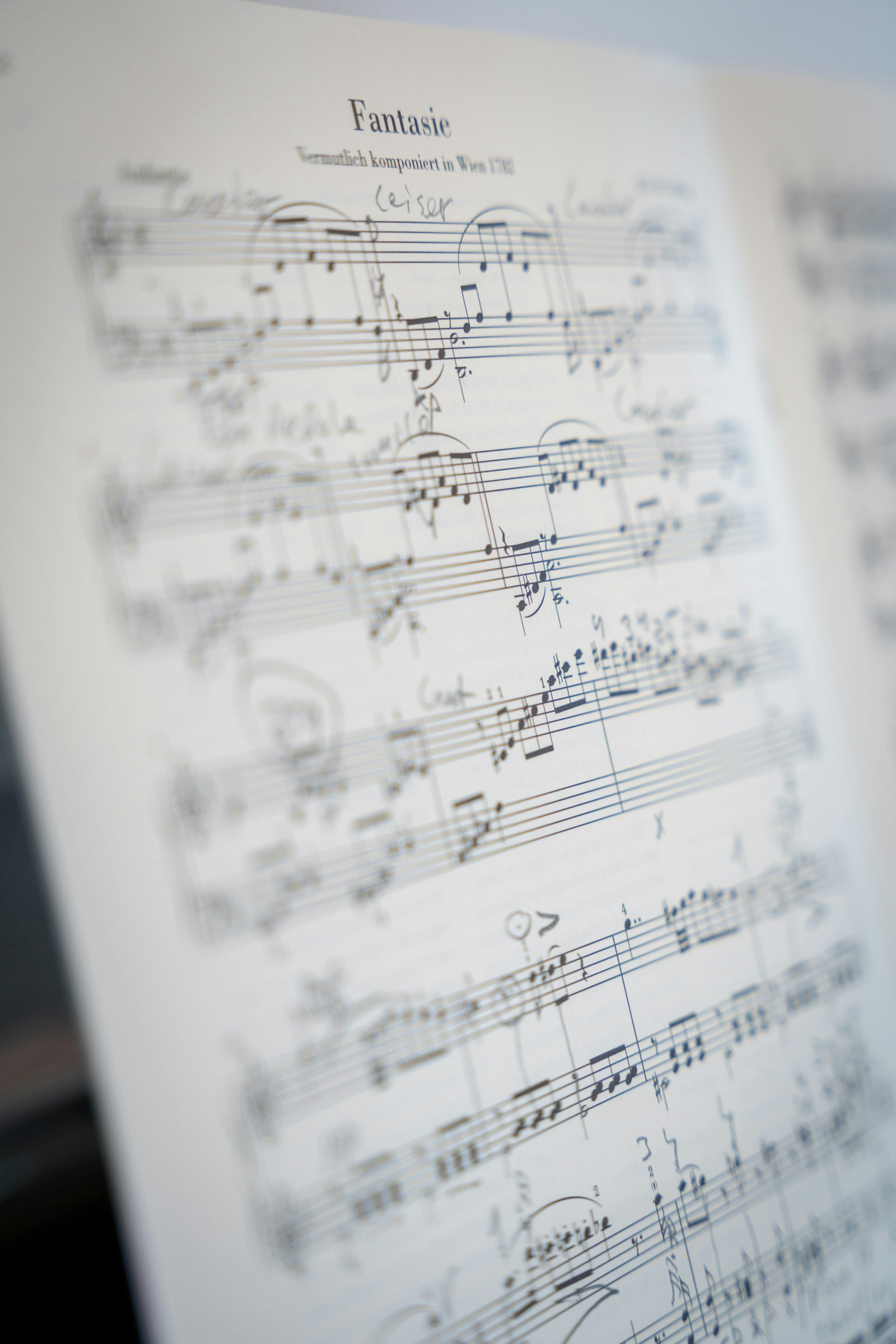 Partitura con notas musicales en primer plano