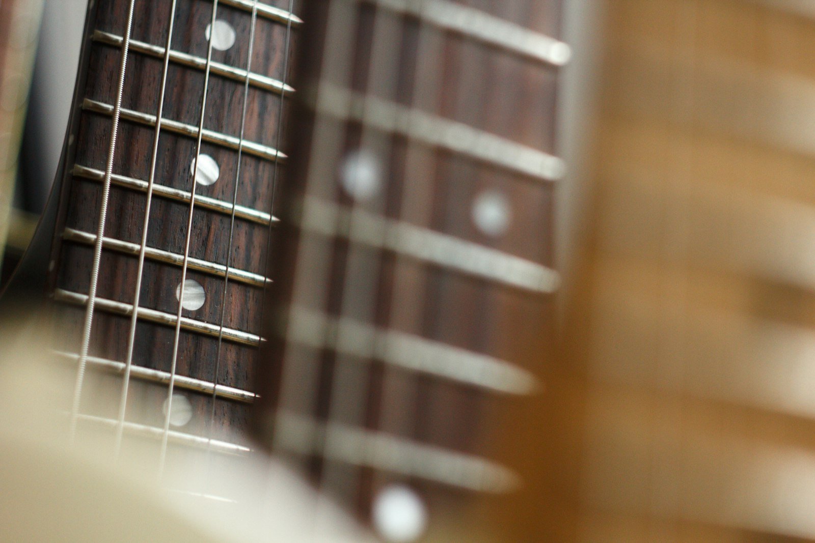 Primer plano del diapasón y las cuerdas de una guitarra
