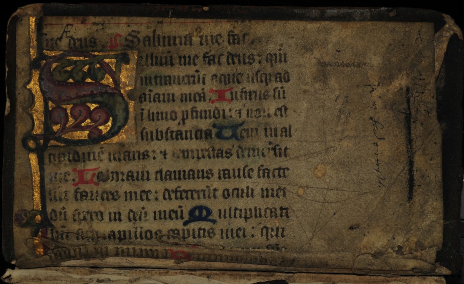 Libro antiguo abierto con texto manuscrito