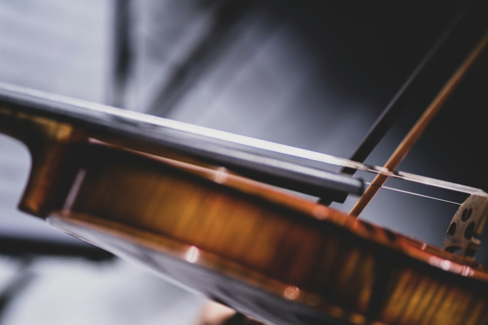 Primer plano de una mano tocando el violín