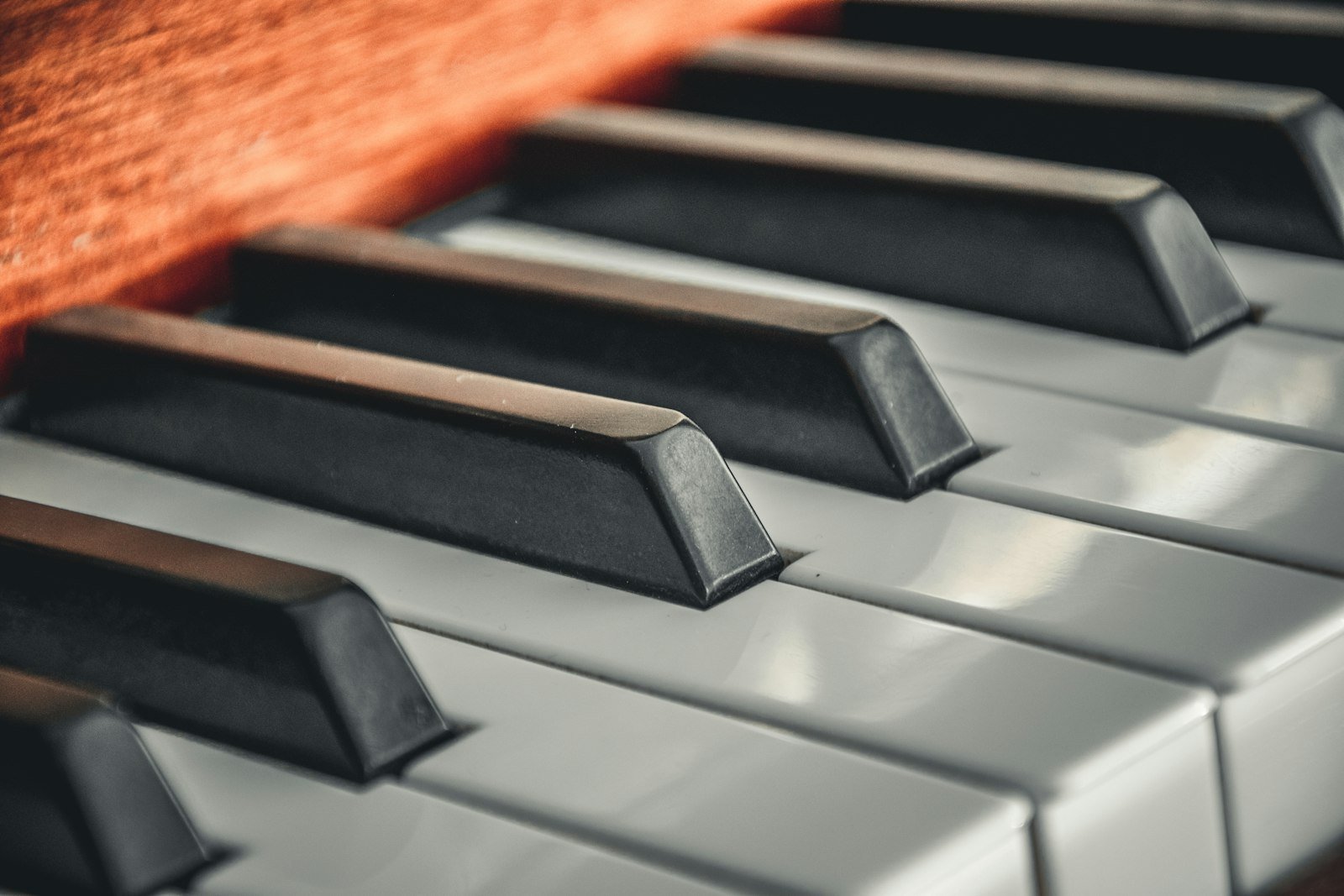 Primer plano de las teclas de un piano