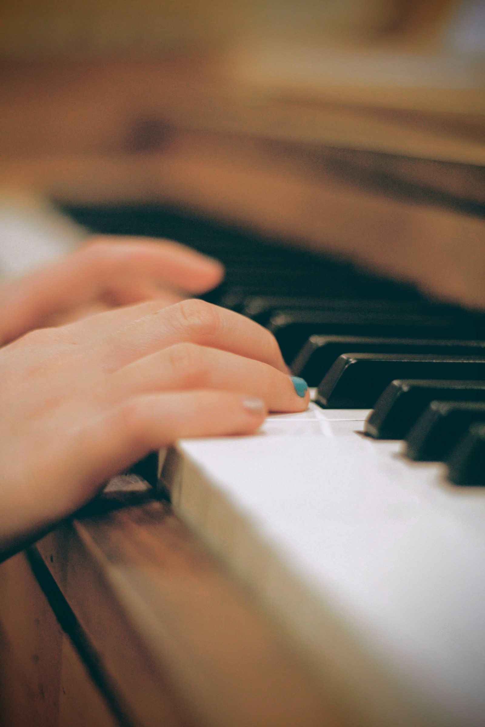 Manos tocando el piano en primer plano