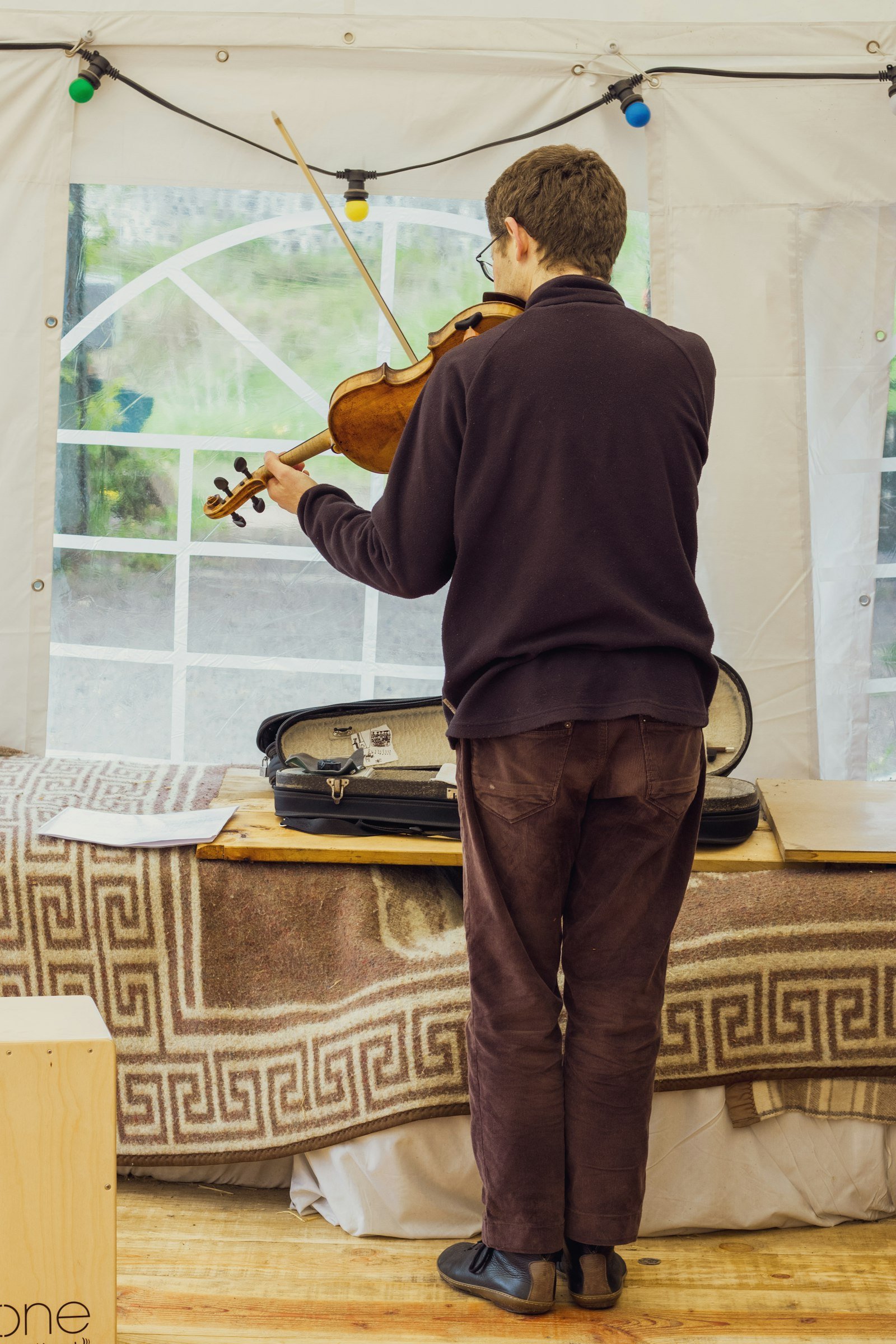 Violinista tocando en un espacio interior